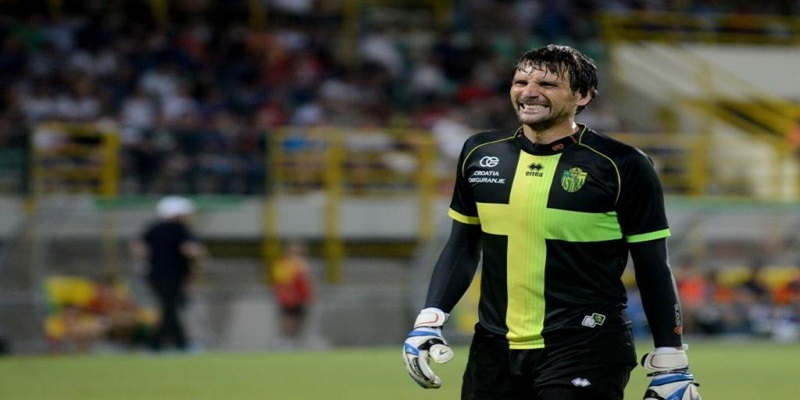 Thủ môn cao nhất thế giới Vanja Ivesa Thủ môn cao nhất thế giới Vanja Ivesa